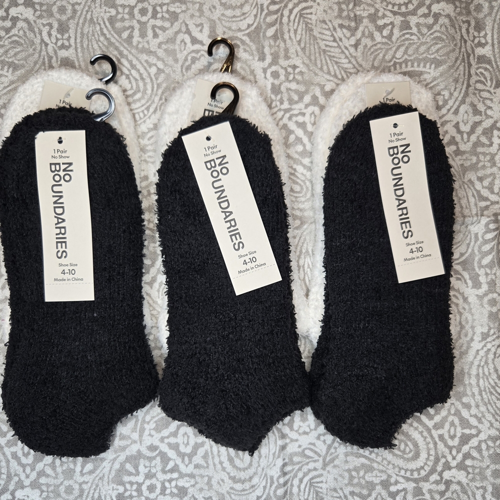 No Boundaries Black and White Fuzzy Socks